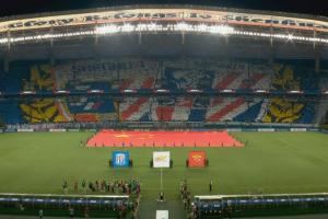 壮观！申花球迷赛前组成巨大队徽TIFO，知名演员陈龙领唱国歌