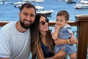 宣示主力门将地位？多纳鲁马晒与家人合照，餐盘上写着“1号”