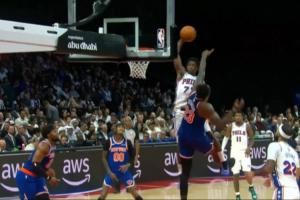 蹦得真高😲76人探花埃奇库姆起飞 隔扣米切罗没成功但造成犯规