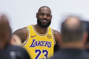 苏群：詹姆斯在湖人过渡时期夺冠无望 他就像捧着瓷碗走钢丝