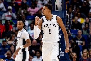 福克斯:文班亚马拥有跟库里一样强大的无球牵制力! 福克斯:文班亚马拥有跟库里一样强大的无球牵制力!