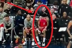 有点疲惫?哈登被换下场一屁股瘫坐在板凳上&抬头仰面 有点疲惫?哈登被换下场一屁股瘫坐在板凳上&抬头仰面